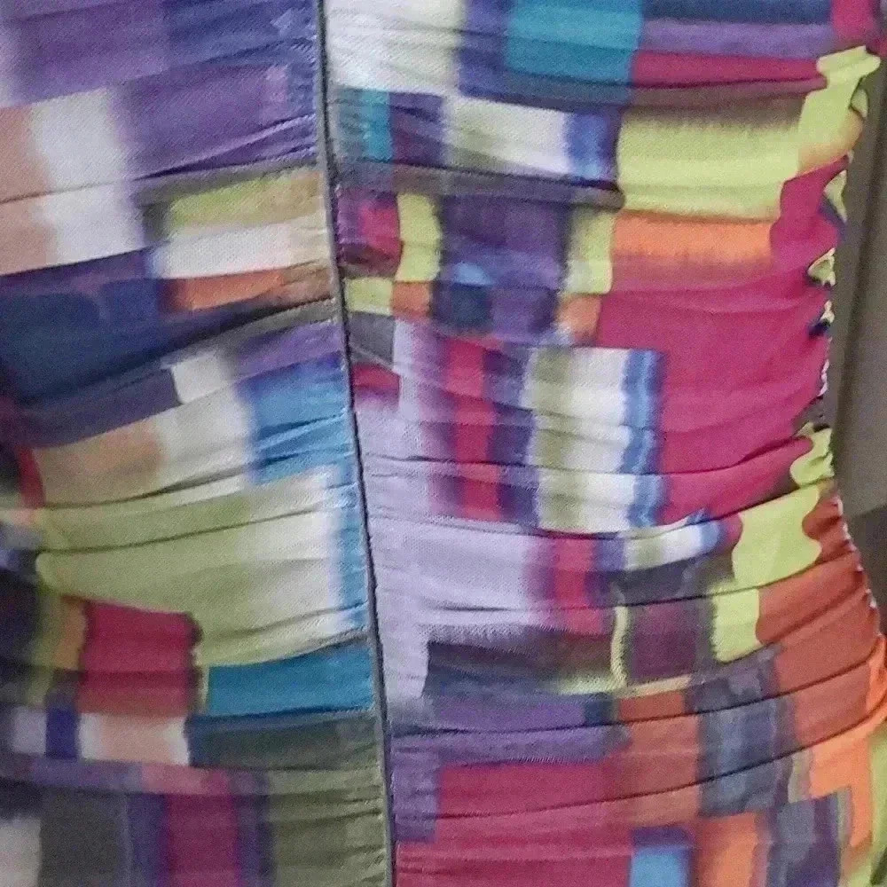 Beautiful dress with geometric design - Picture 3 of 7
